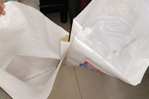 Karung kertas laminasi woven dengan permukaan putih dan kraft