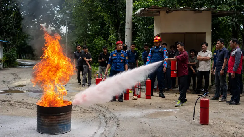 Simulasi Pelatihan pemadaman kebakaran