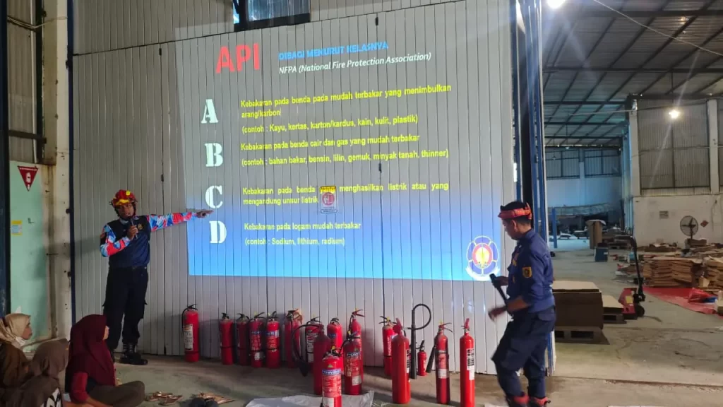 Pelatihan Tanggap Kebakaran: Edpack Karunia Persada Perkuat Sistem K3 Perusahaan